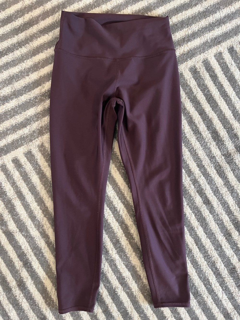 Alo Yoga High-Waist Airlift Leggings Burgundy, Large